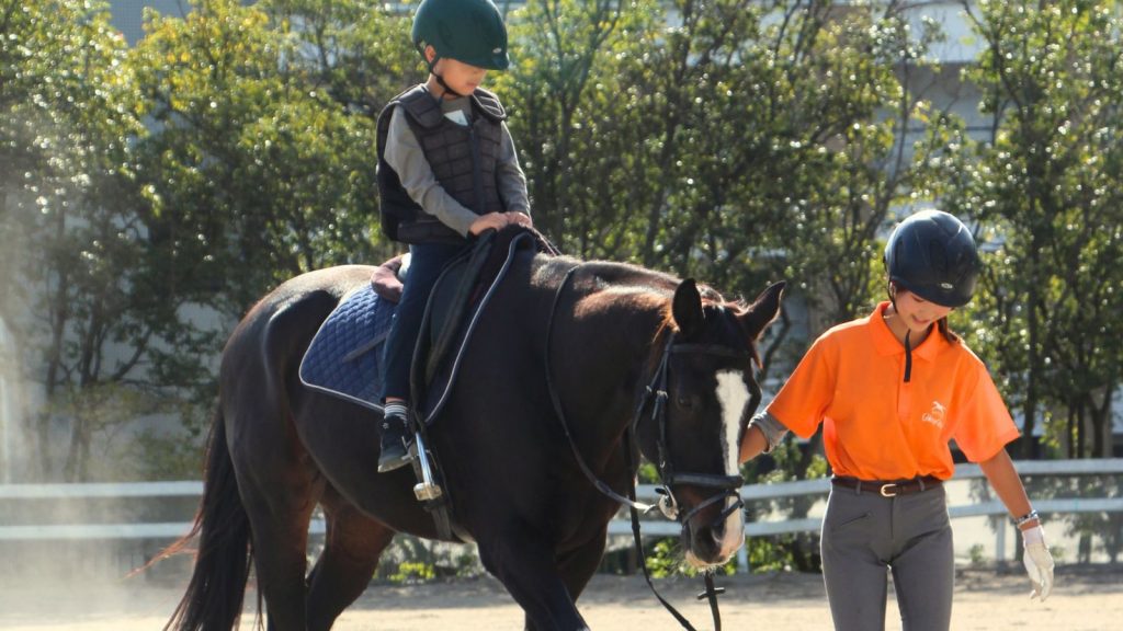 「馬さんの背中に乗ったら気持ちよかった！」非日常体験に子どもたちが大興奮！乗馬のつどい【神戸】